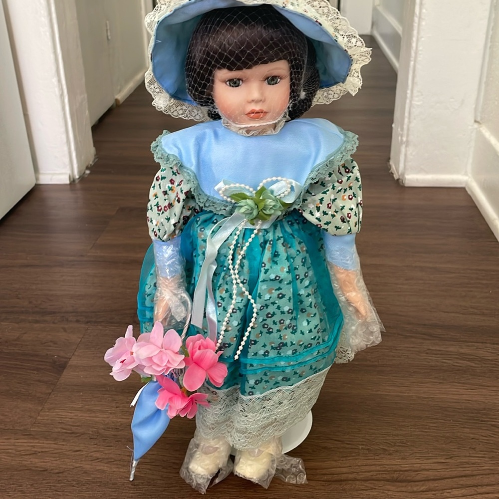 Kinnex INT’L Porcelain Doll NWT